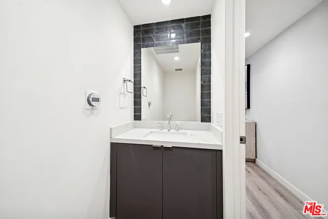 $5,170 | 1051 South Corning Street, Unit 204, Los Angeles, CA 90035