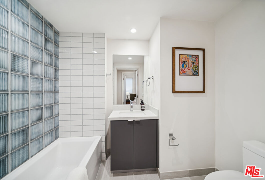 1051 South Corning Street, Unit 204 Los Angeles, CA 90035 - Photo 29 of 40