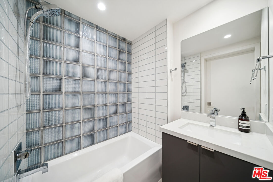 1051 South Corning Street, Unit 204 Los Angeles, CA 90035 - Photo 31 of 40