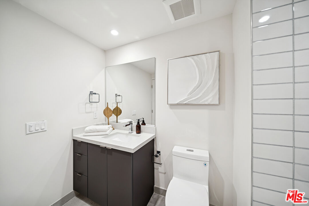 1051 South Corning Street, Unit 204 Los Angeles, CA 90035 - Photo 38 of 40