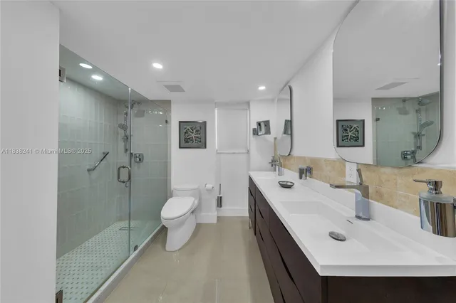 $6,450 | 5555 Collins Avenue, Unit 6D, Miami Beach, FL 33140