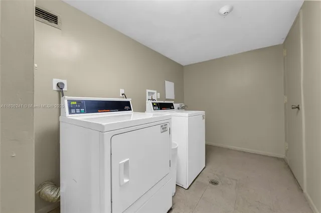 $6,450 | 5555 Collins Avenue, Unit 6D, Miami Beach, FL 33140