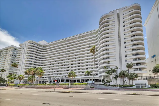 $6,450 | 5555 Collins Avenue, Unit 6D, Miami Beach, FL 33140