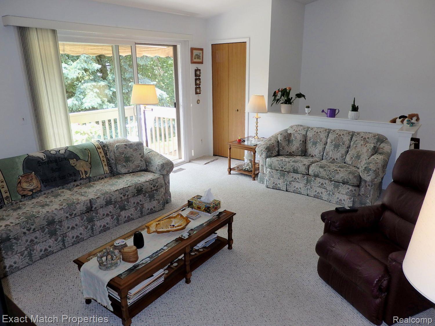 240 Pine Tree Ridge, Unit 4 Waterford, MI 48327 - Photo 14 of 37 Doorwall leads to private balcony