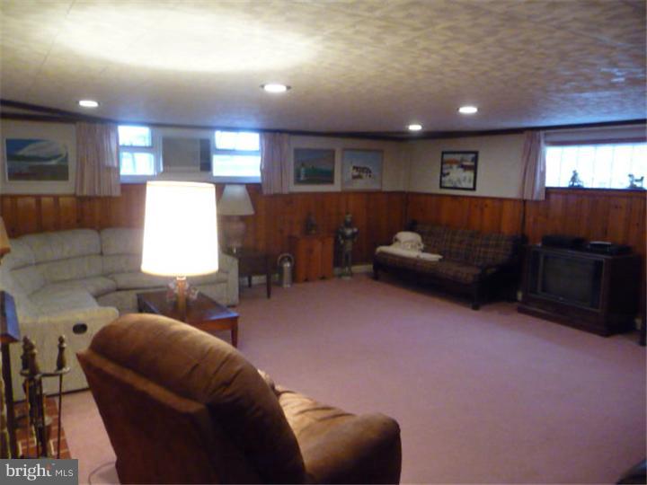 15120 Carter Road Philadelphia, PA 19116 - Photo 15 of 21 Family Room