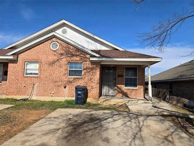 $1,400 | 1439 East Robert Street, Fort Worth, TX 76104