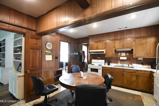 $190,000 | 112 East Jefferson Avenue, Greenwood, MS 38930