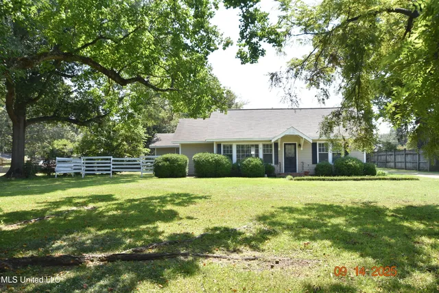$190,000 | 112 East Jefferson Avenue, Greenwood, MS 38930