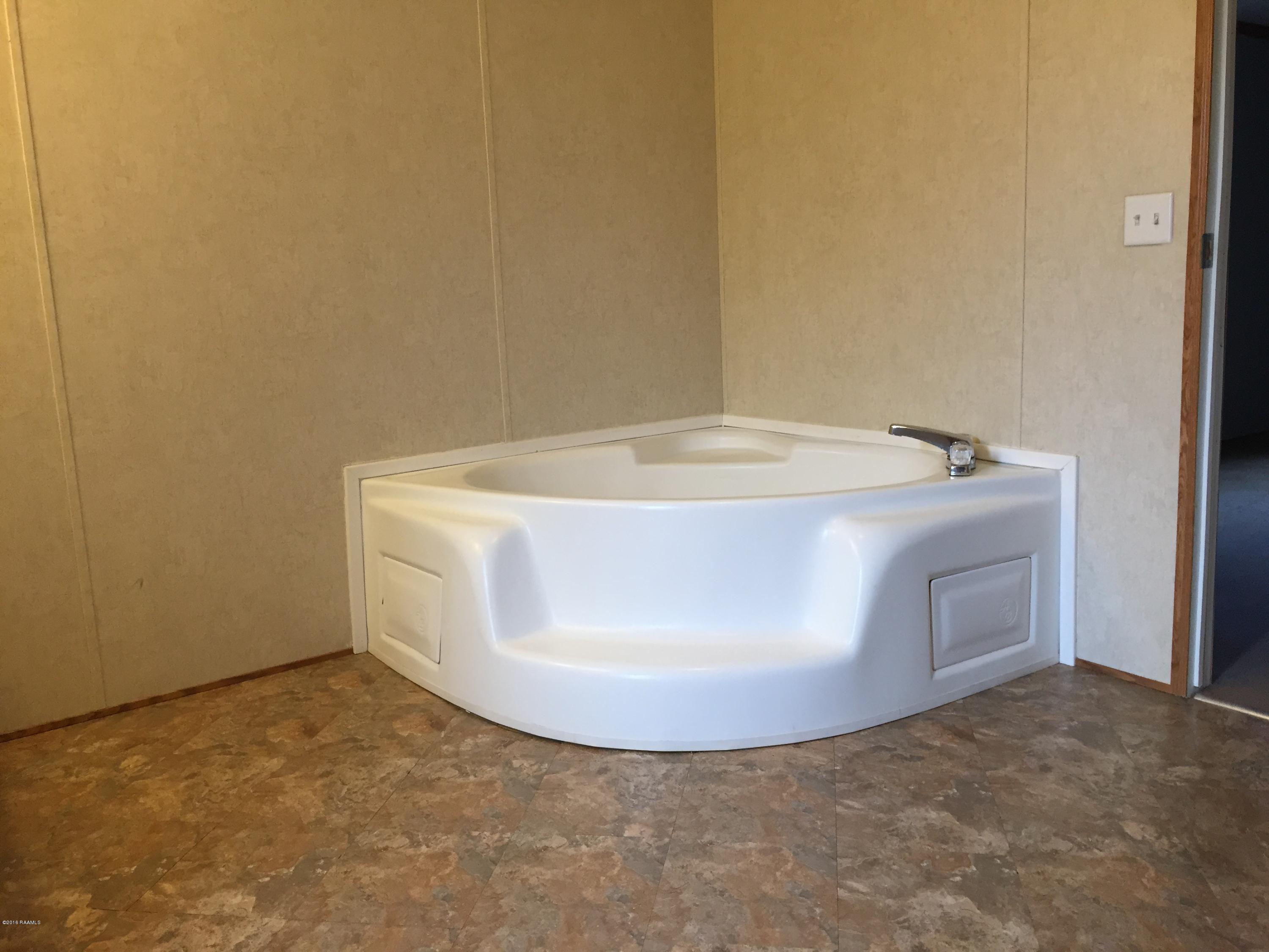 5903 Andrus Road Maurice, LA 70555 - Photo 8 of 17 8 - Master bath tub