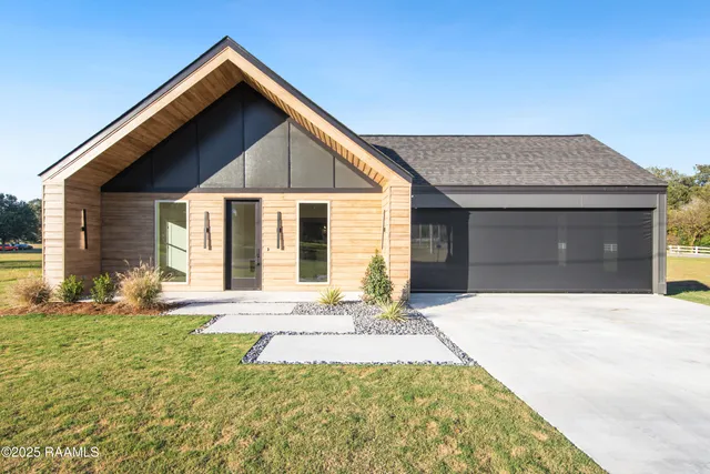 $399,900 | 100 La Rue Malaga, Broussard, LA 70518