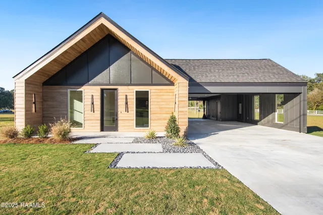 $399,900 | 100 La Rue Malaga, Broussard, LA 70518