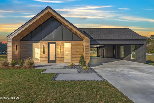 $399,900 | 100 La Rue Malaga, Broussard, LA 70518