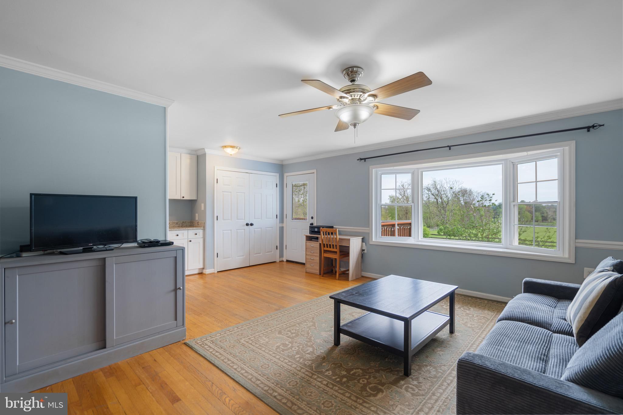 39101 Rodeffer Road Lovettsville, VA 20180 - Photo 6 of 25 Main level living room