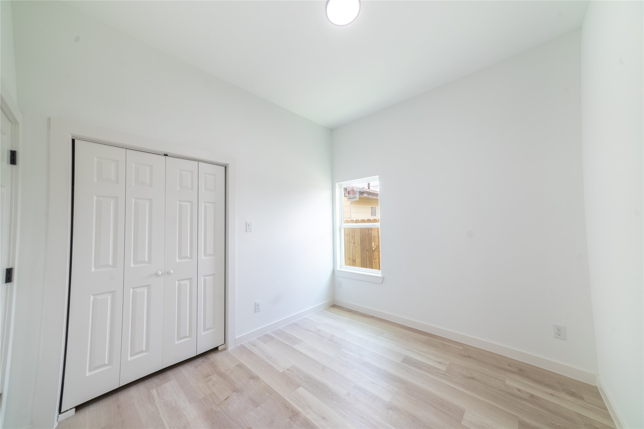 331 Delaware Street Houston, TX 77029 - Photo 9 of 12 an empty room with windows