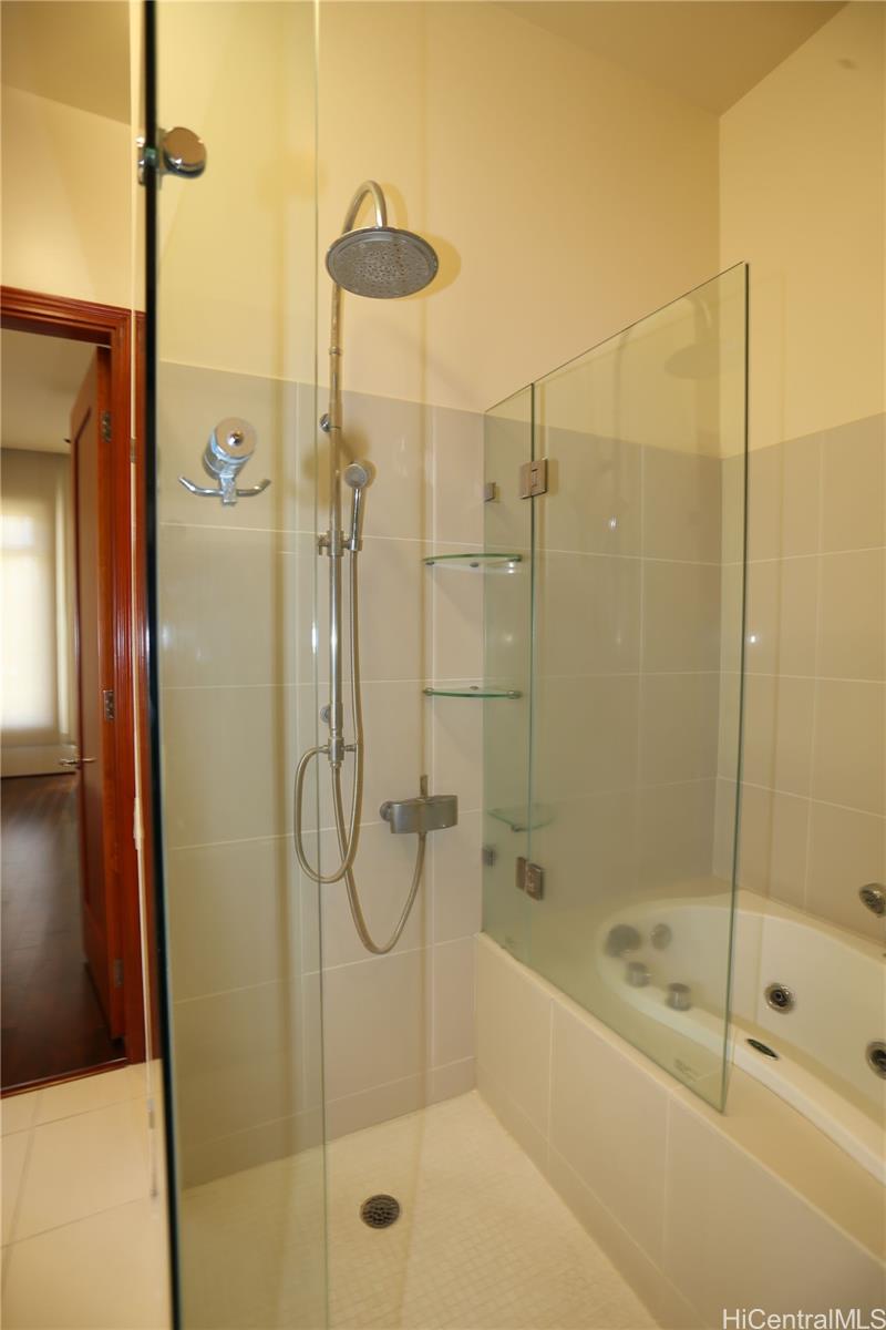 427 Launiu Street, Unit 403 Honolulu, HI 96815 - Photo 9 of 20 a bathroom with a shower and a bath tub
