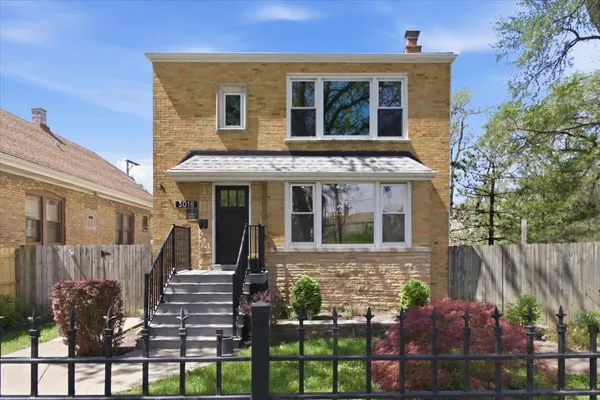 $3,200 | 3018 North Whipple Street, Unit 1, Chicago, IL 60618