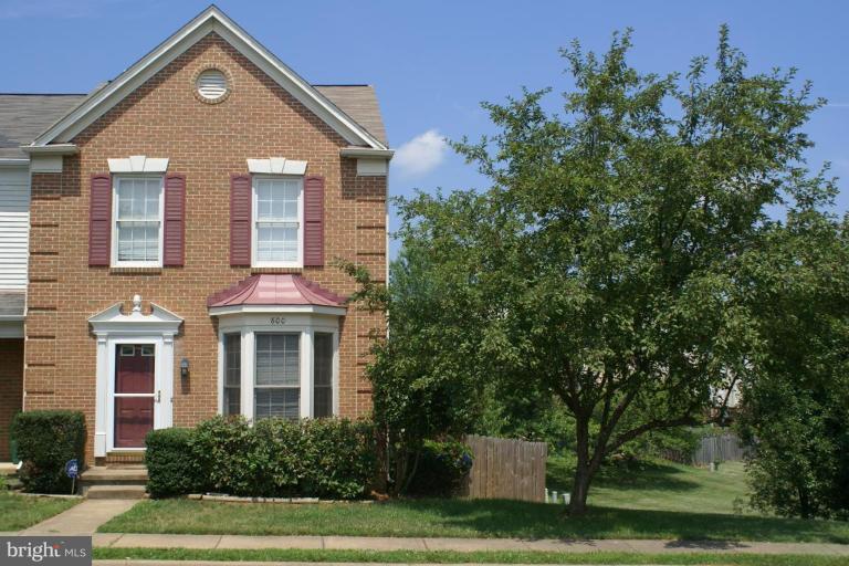Front/Side view showing large side yard & fence