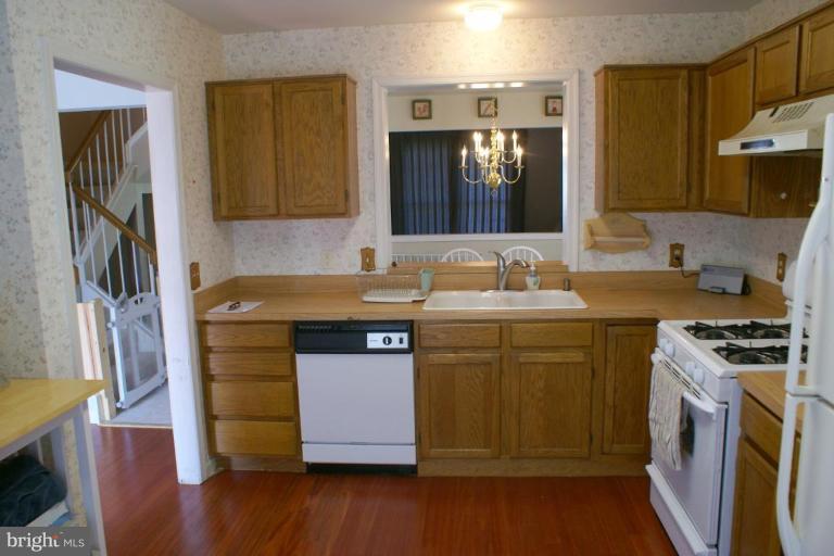 800 Harrogate Road Fredericksburg, VA 22406 - Photo 12 of 29 Kitchen w/pergo floor/gas cooking/view to DR