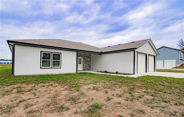 $395,900 | 125 Northwest 171 Road, Warrensburg, MO 64093