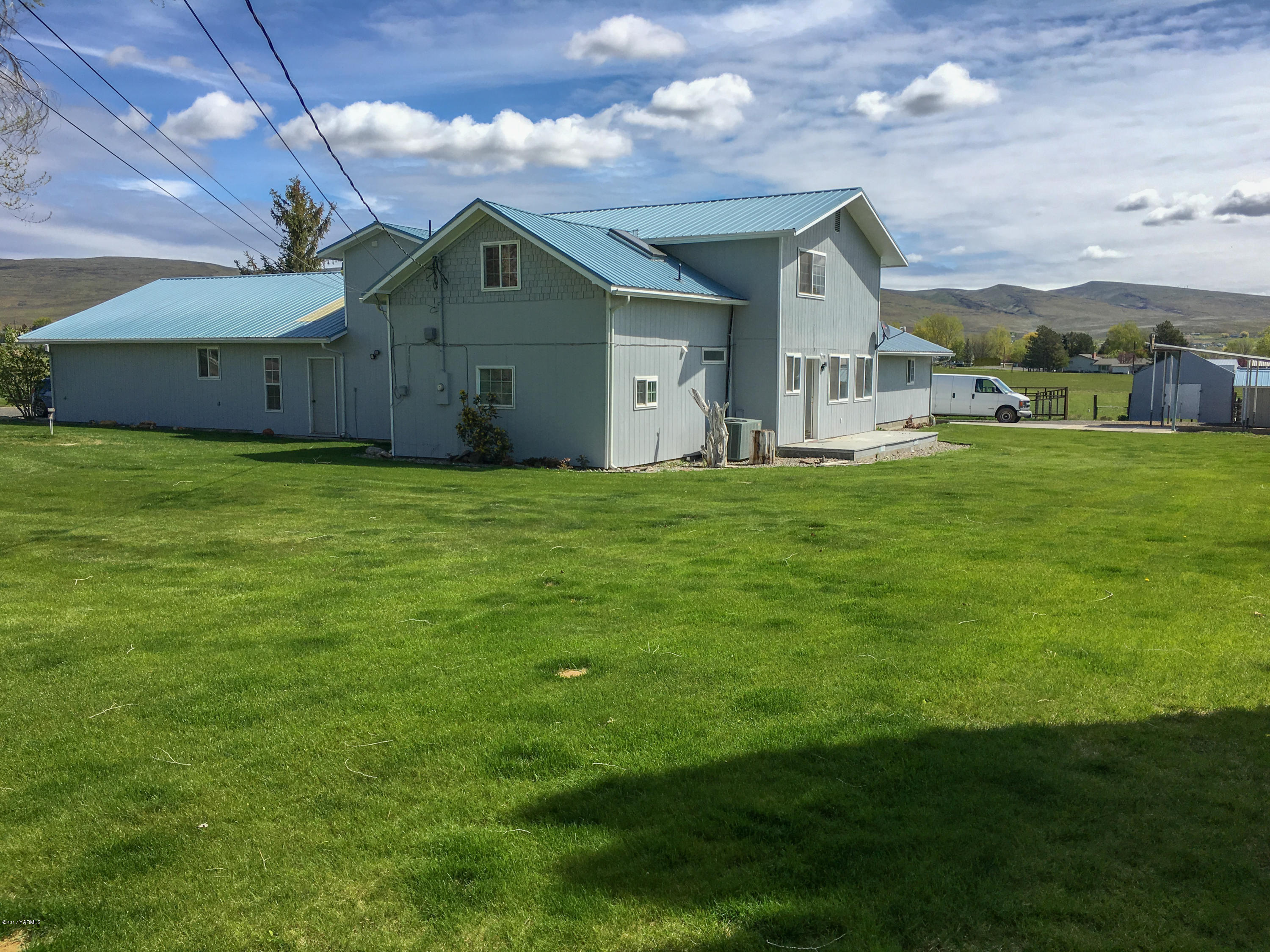 331 Sheep Company Road Selah, WA 98942 - Photo 2 of 40 a front view of a house with a garden