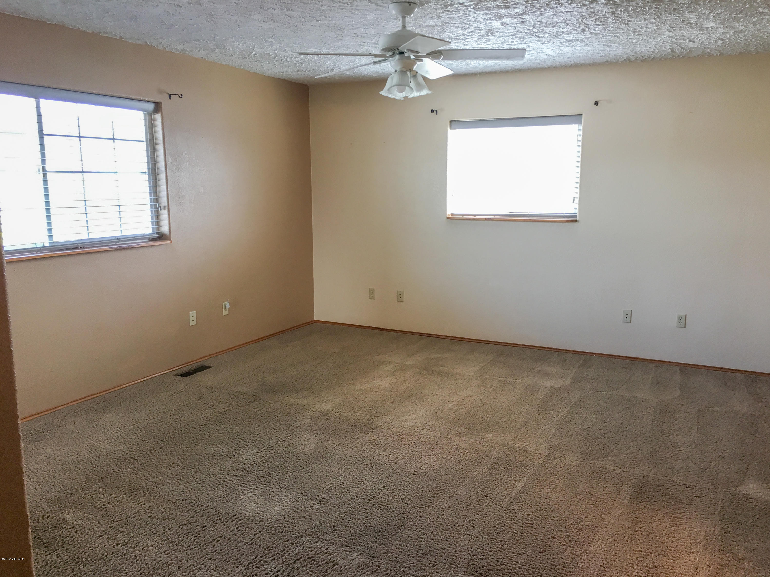 331 Sheep Company Road Selah, WA 98942 - Photo 11 of 40 an empty room with windows
