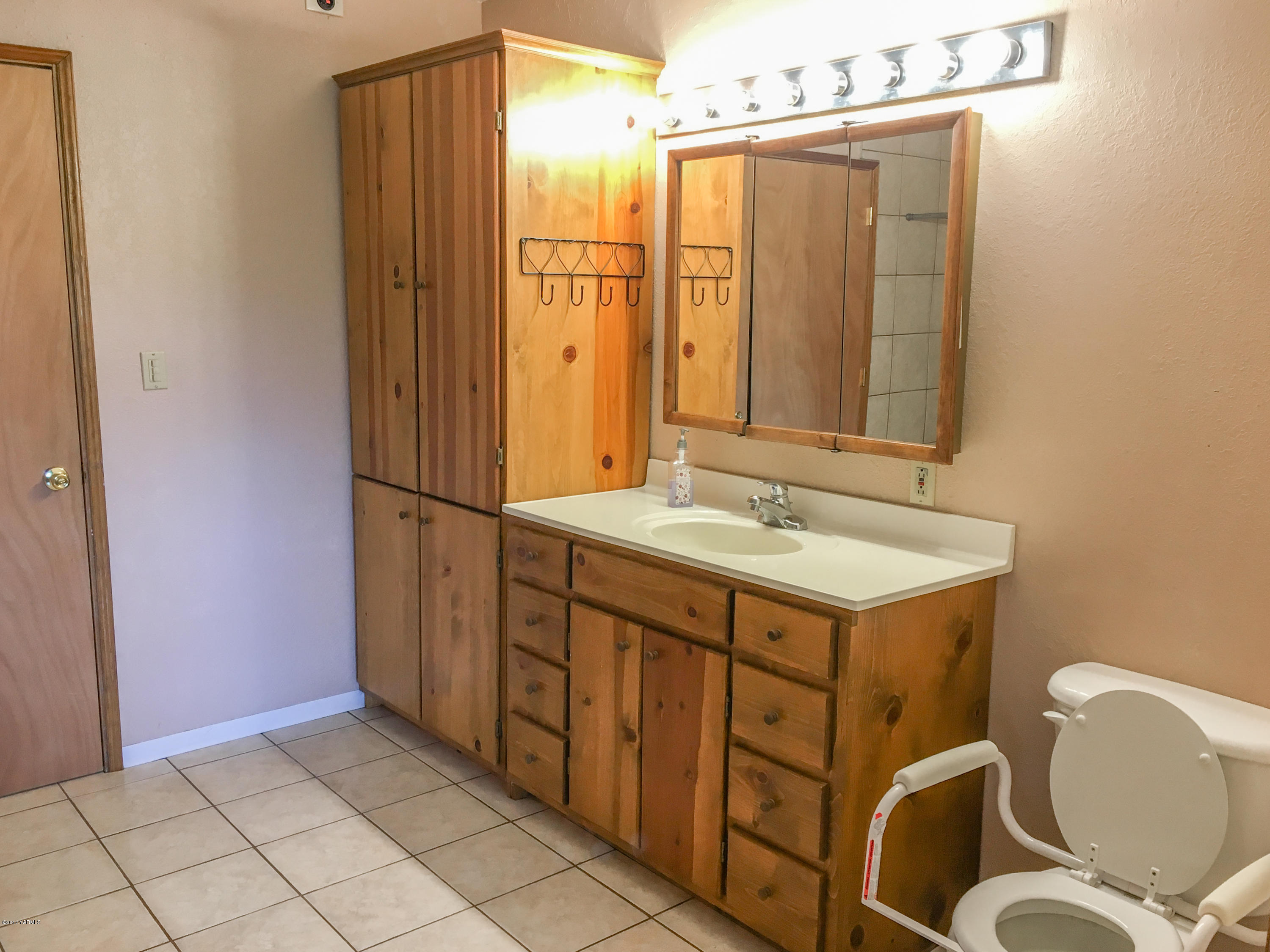 331 Sheep Company Road Selah, WA 98942 - Photo 12 of 40 a bathroom with a granite countertop sink toilet and shower