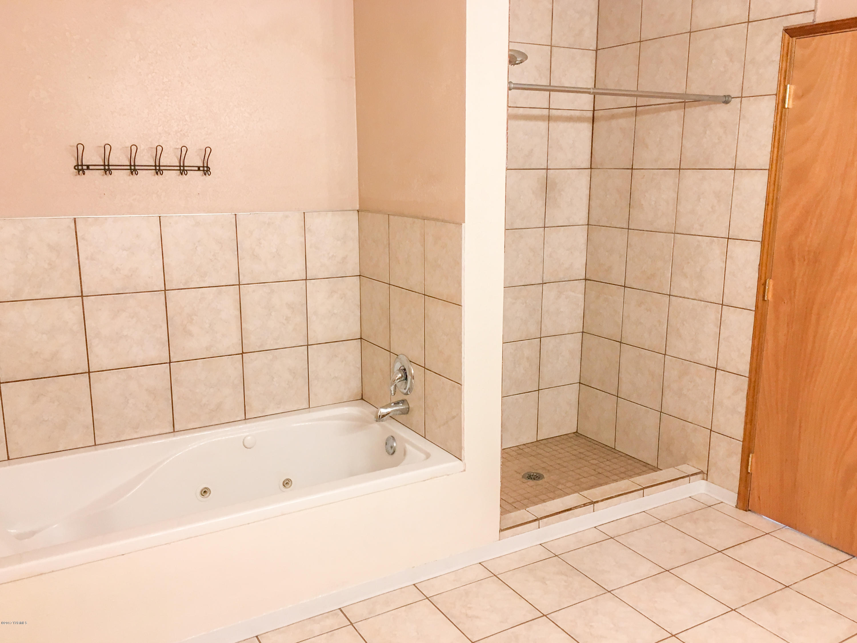 331 Sheep Company Road Selah, WA 98942 - Photo 13 of 40 a bathroom with a bathtub