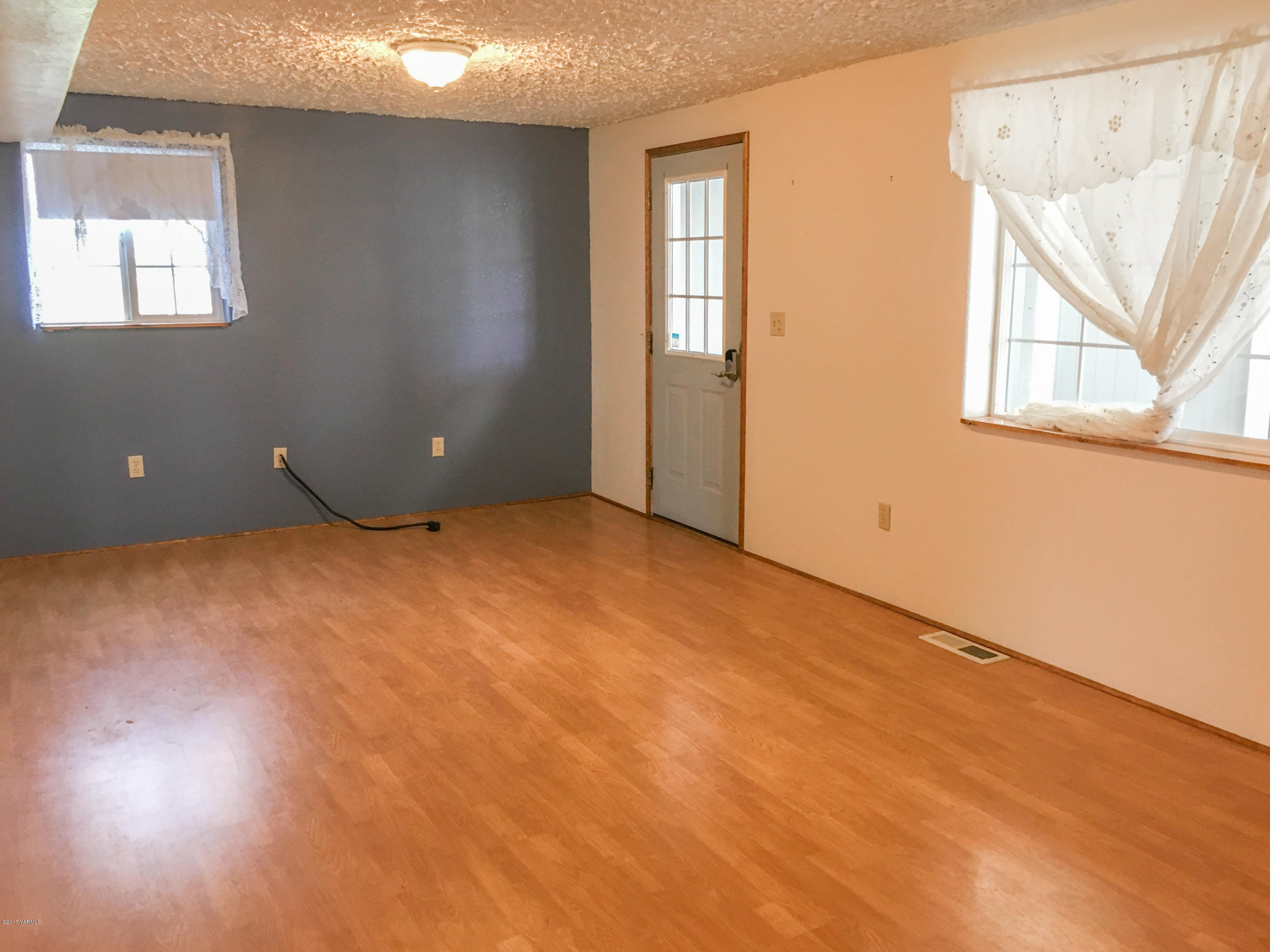 331 Sheep Company Road Selah, WA 98942 - Photo 14 of 40 an empty room with windows and closet
