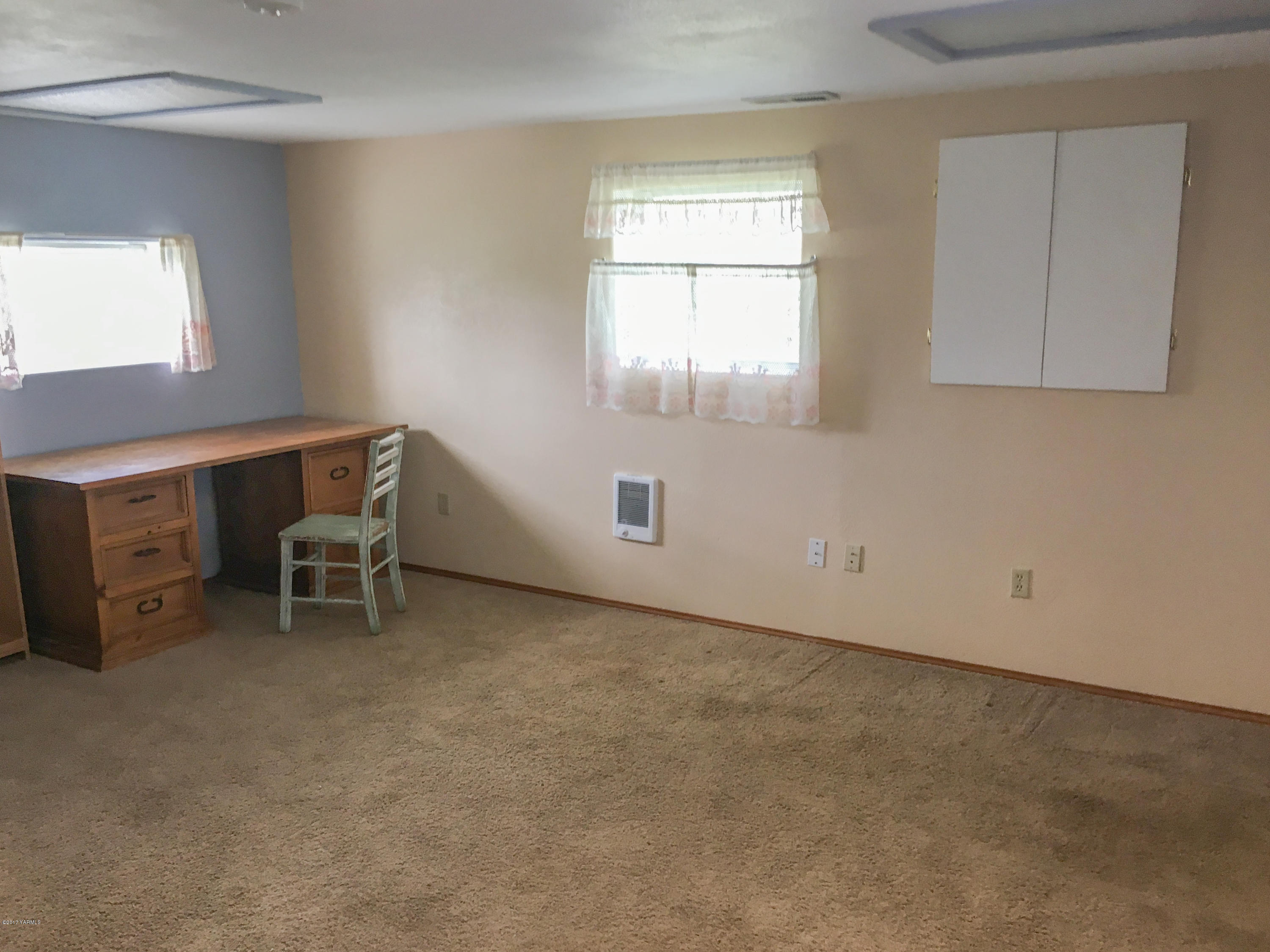 331 Sheep Company Road Selah, WA 98942 - Photo 15 of 40 an empty room with windows and closet