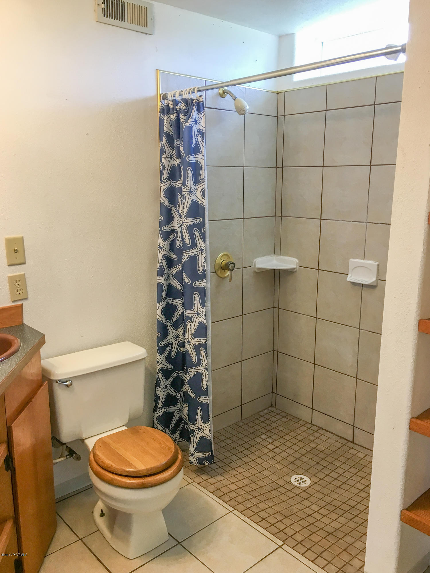 331 Sheep Company Road Selah, WA 98942 - Photo 16 of 40 a bathroom with a toilet and a shower