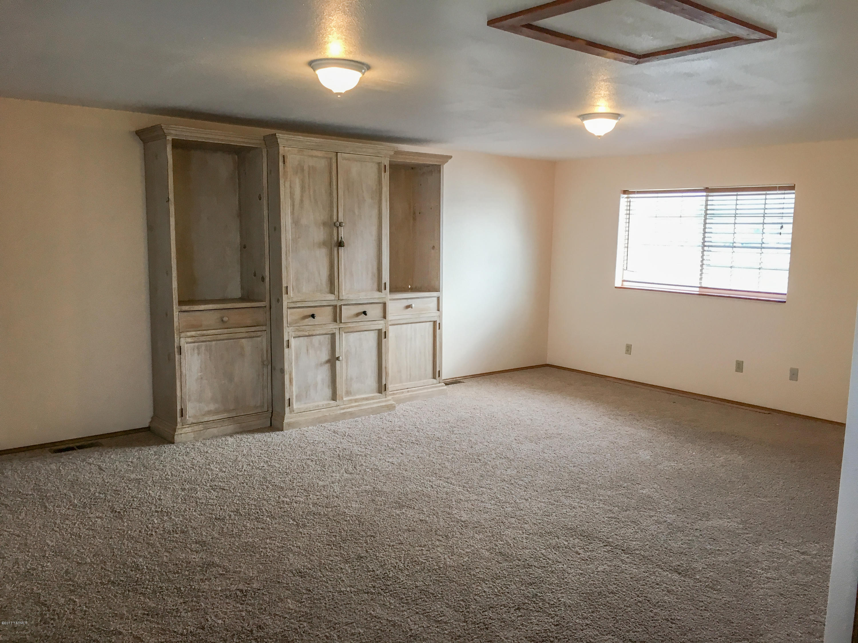 331 Sheep Company Road Selah, WA 98942 - Photo 17 of 40 a view of empty room with ceiling fan