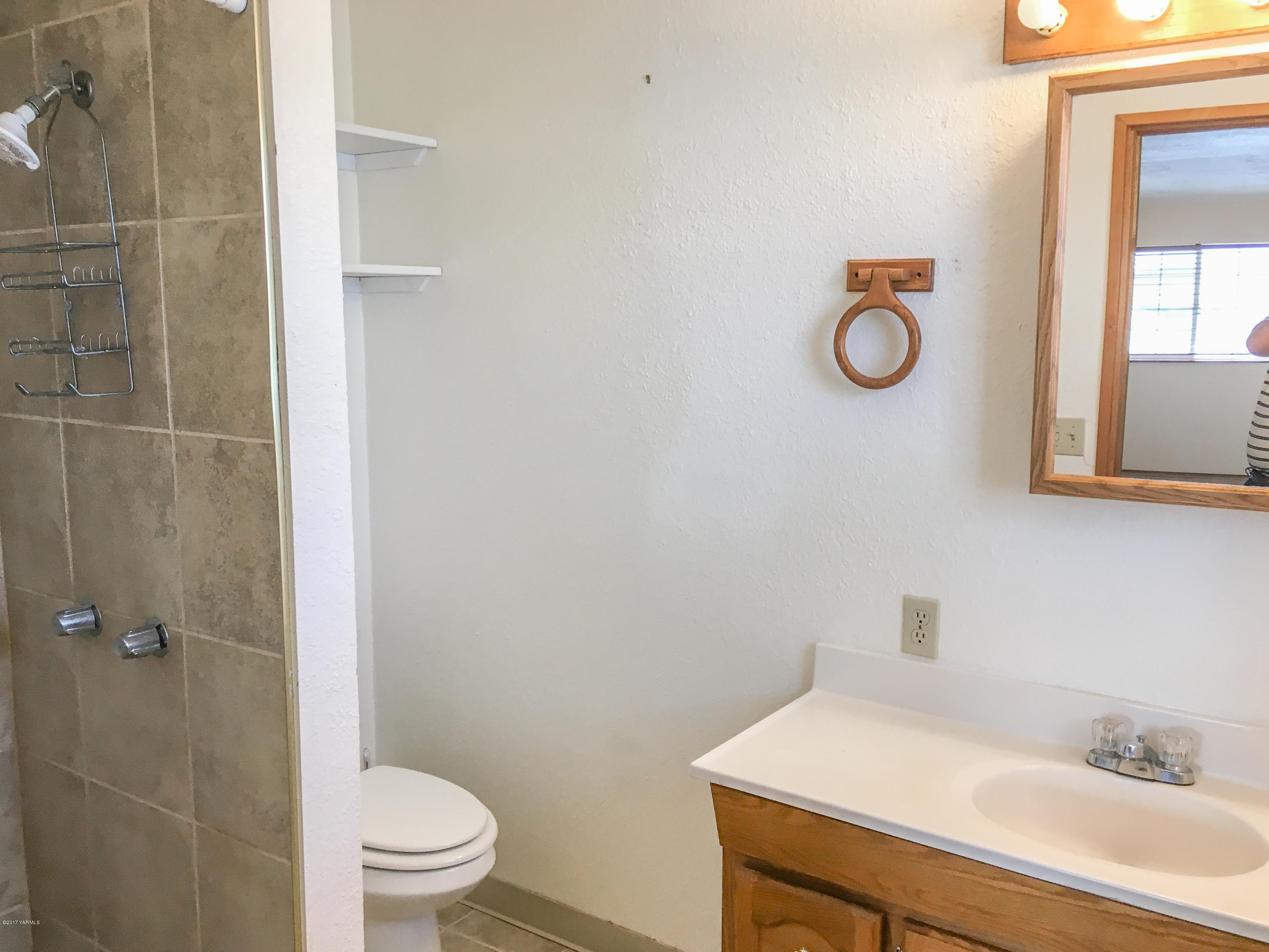 331 Sheep Company Road Selah, WA 98942 - Photo 19 of 40 a bathroom with a sink toilet and shower