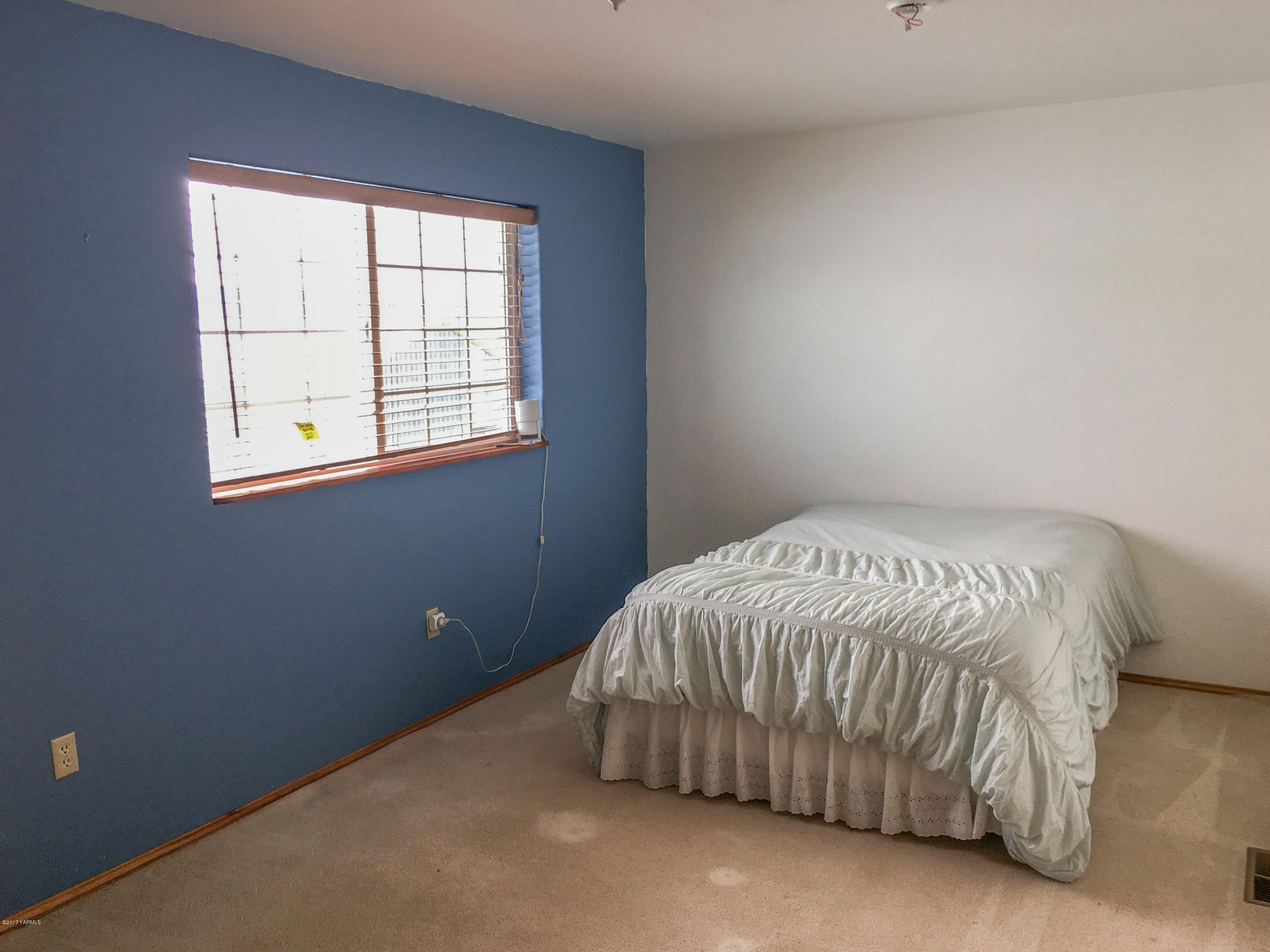 331 Sheep Company Road Selah, WA 98942 - Photo 20 of 40 a bed sitting in a bedroom next to a window