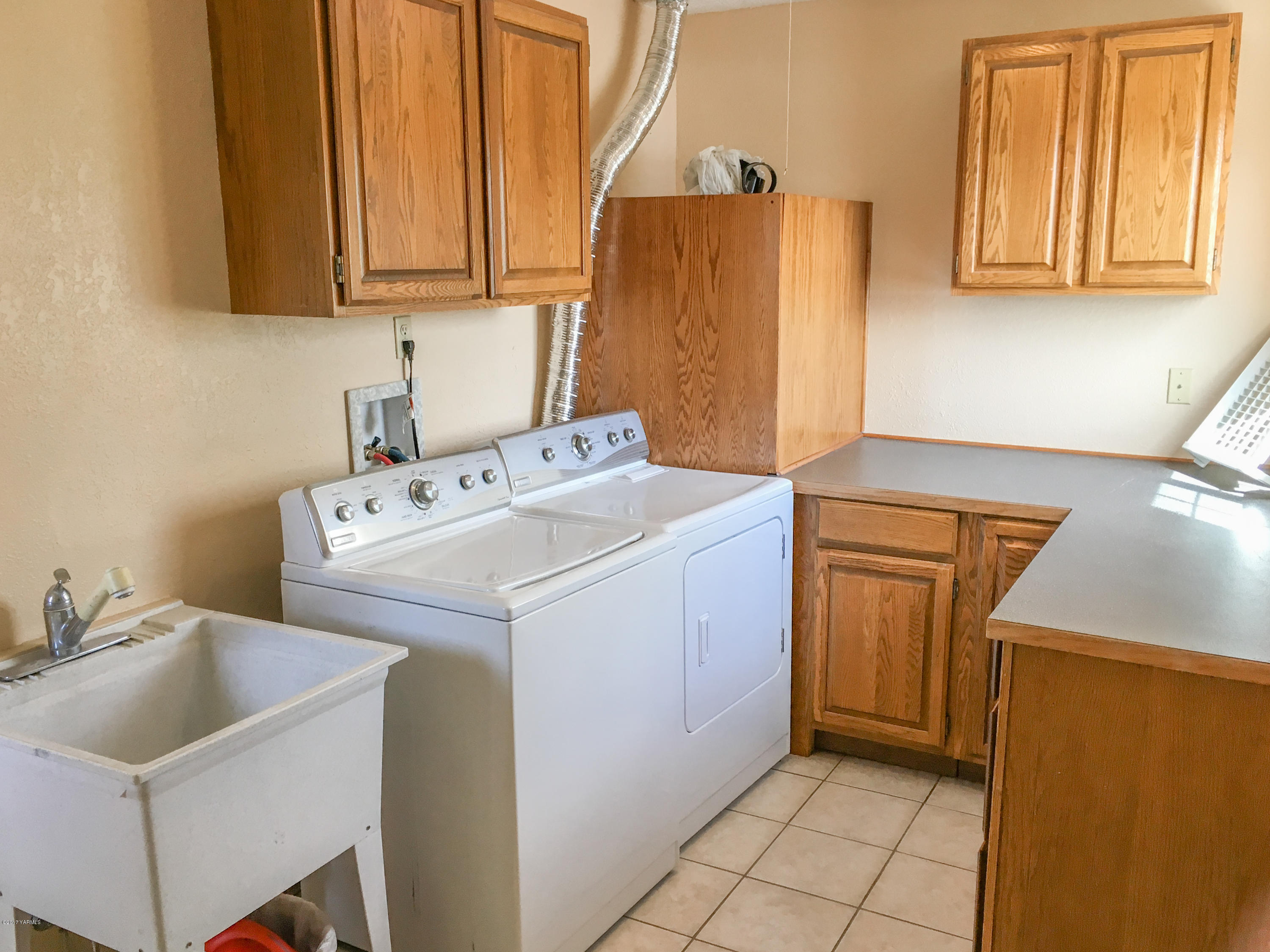 331 Sheep Company Road Selah, WA 98942 - Photo 23 of 40 a utility room with dryer and washer