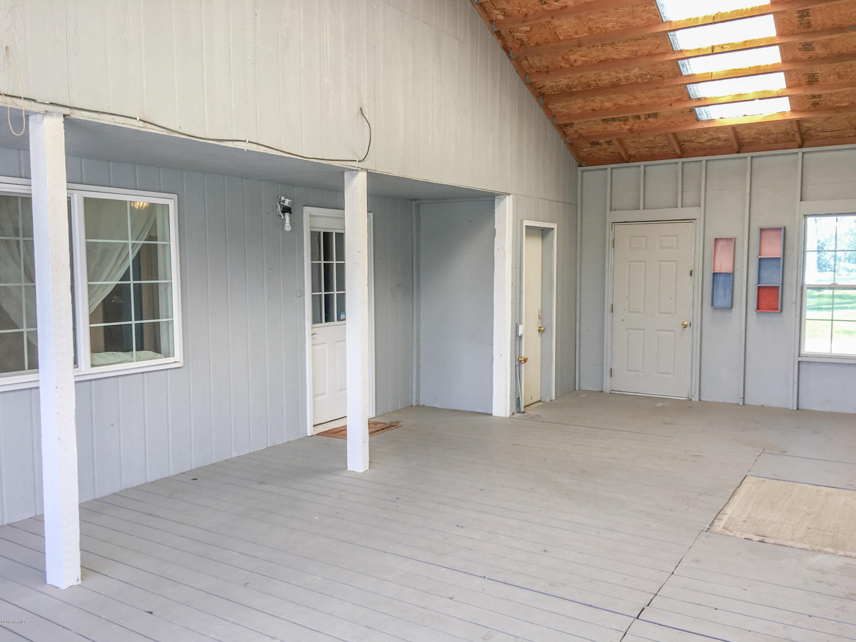 331 Sheep Company Road Selah, WA 98942 - Photo 24 of 40 an empty room with windows