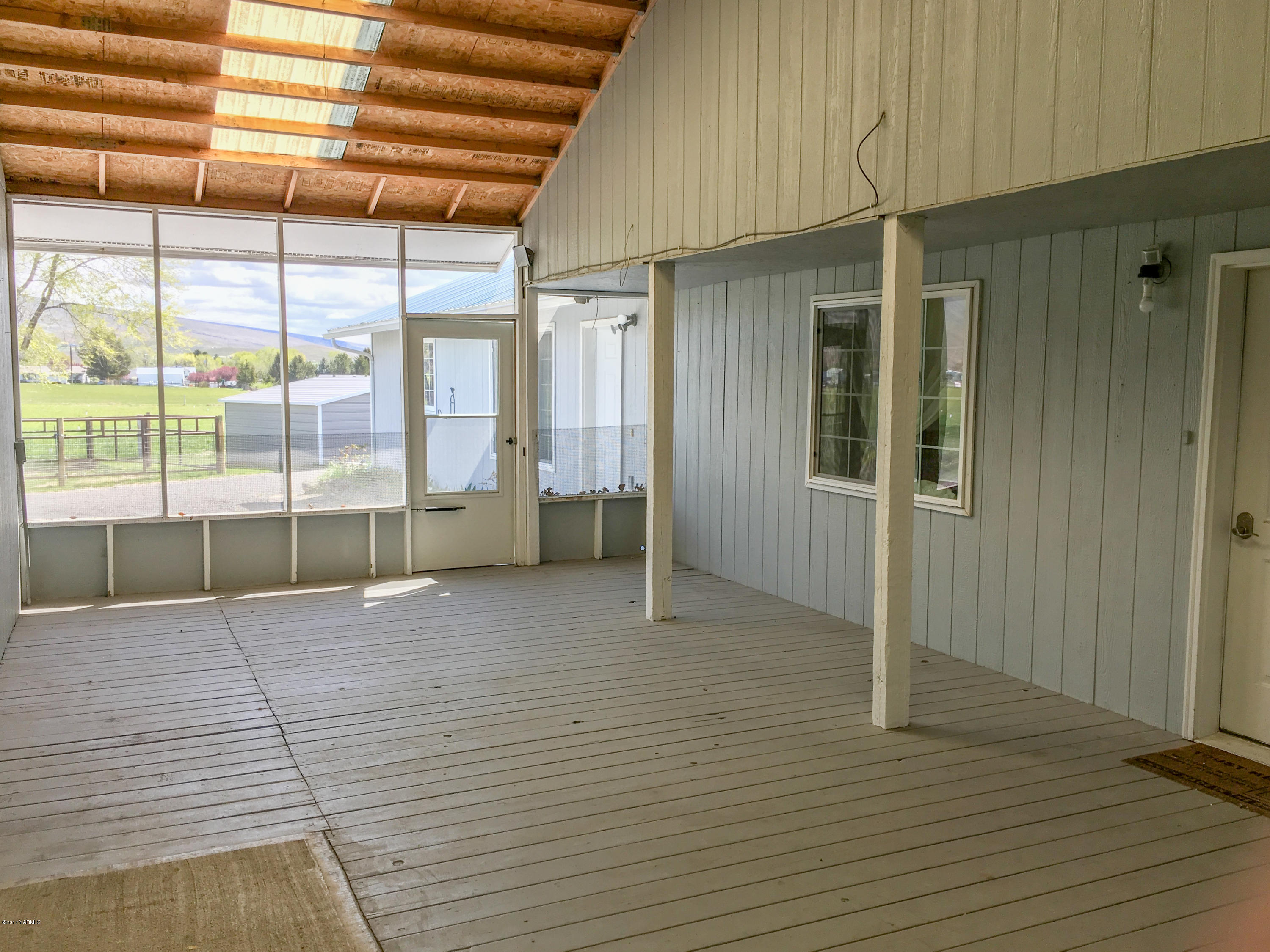 331 Sheep Company Road Selah, WA 98942 - Photo 25 of 40 a view of an empty room with glass door