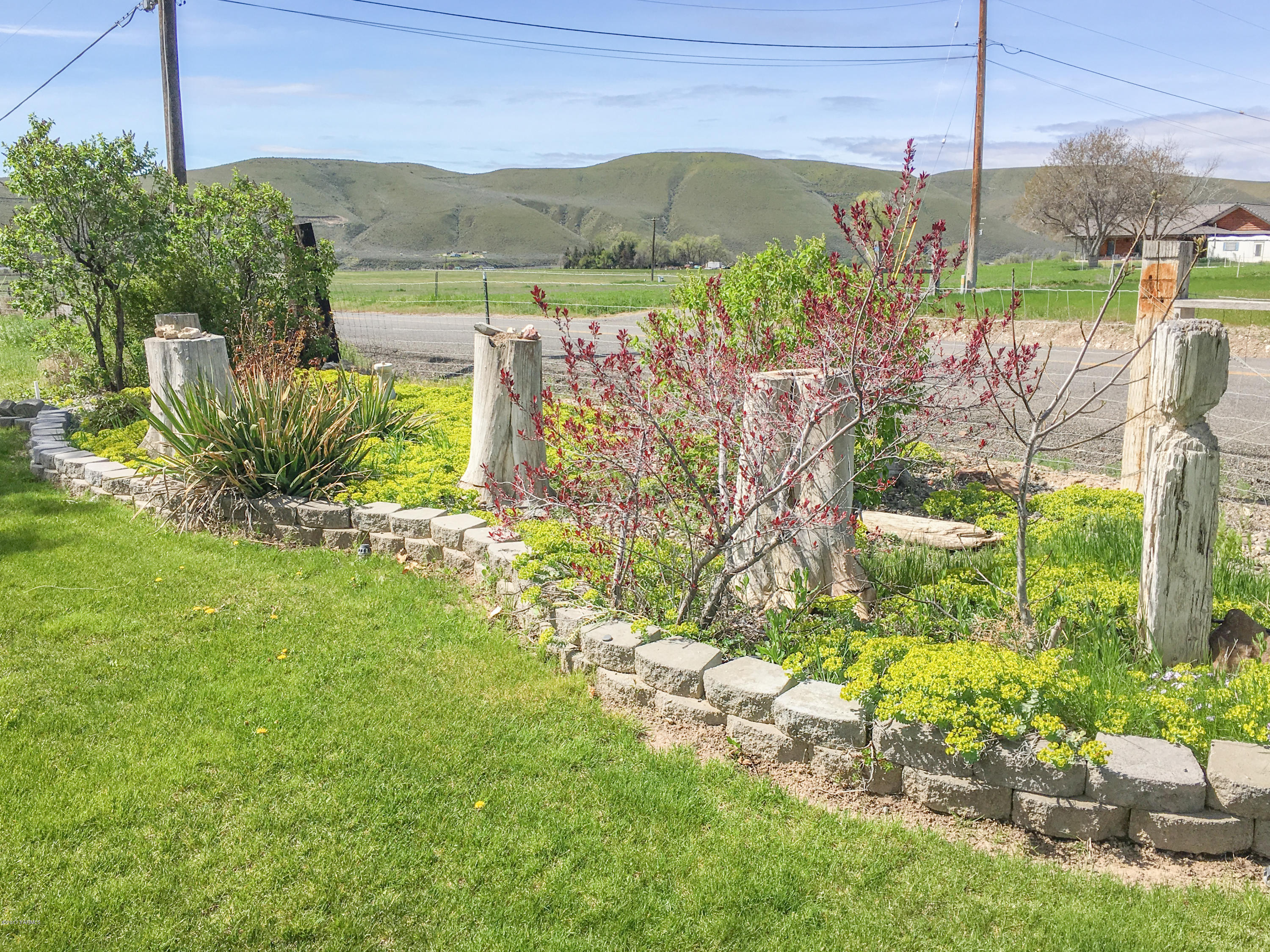 331 Sheep Company Road Selah, WA 98942 - Photo 26 of 40 a view of a back yard of the house