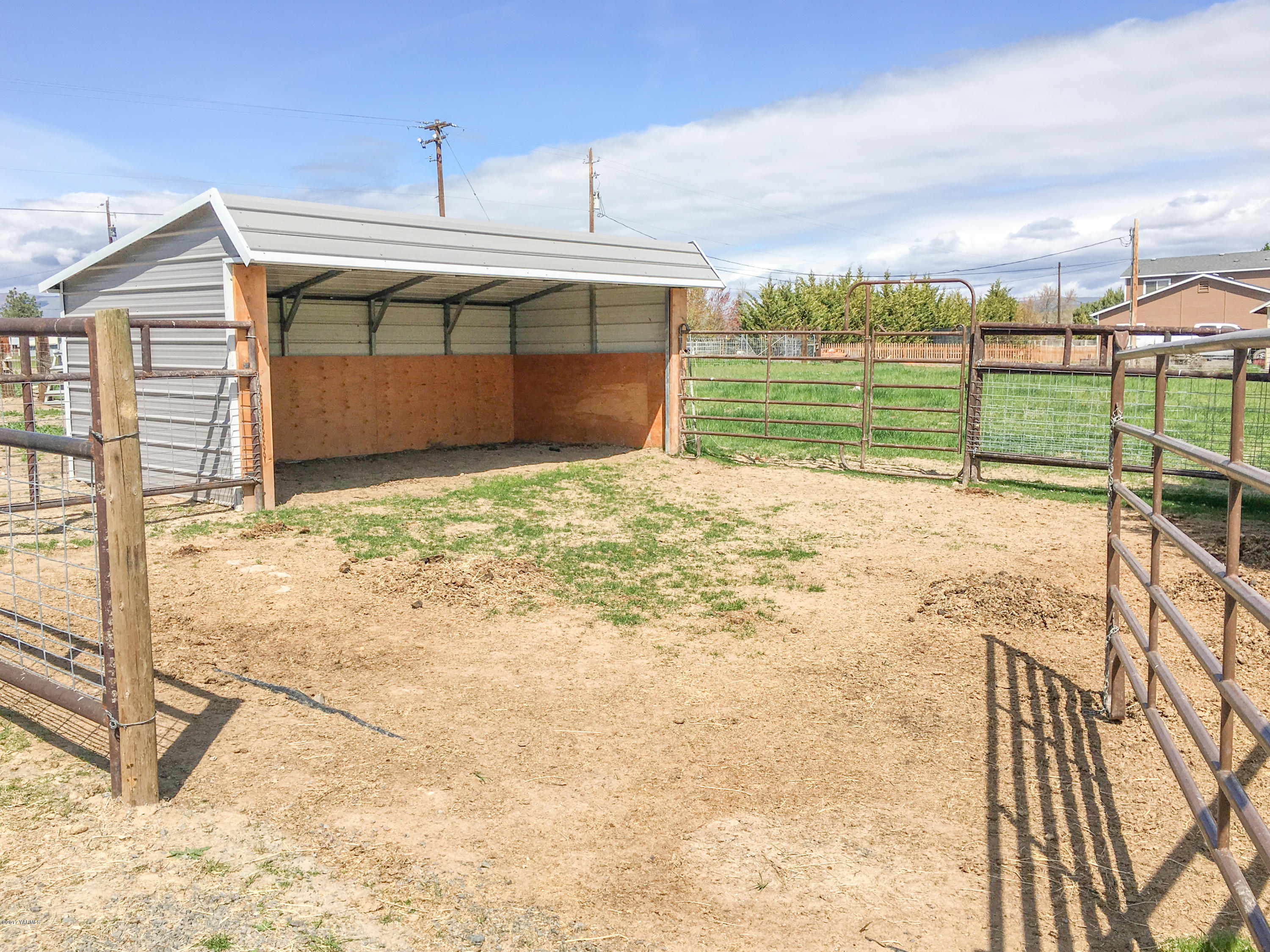 331 Sheep Company Road Selah, WA 98942 - Photo 29 of 40 a backyard of a house