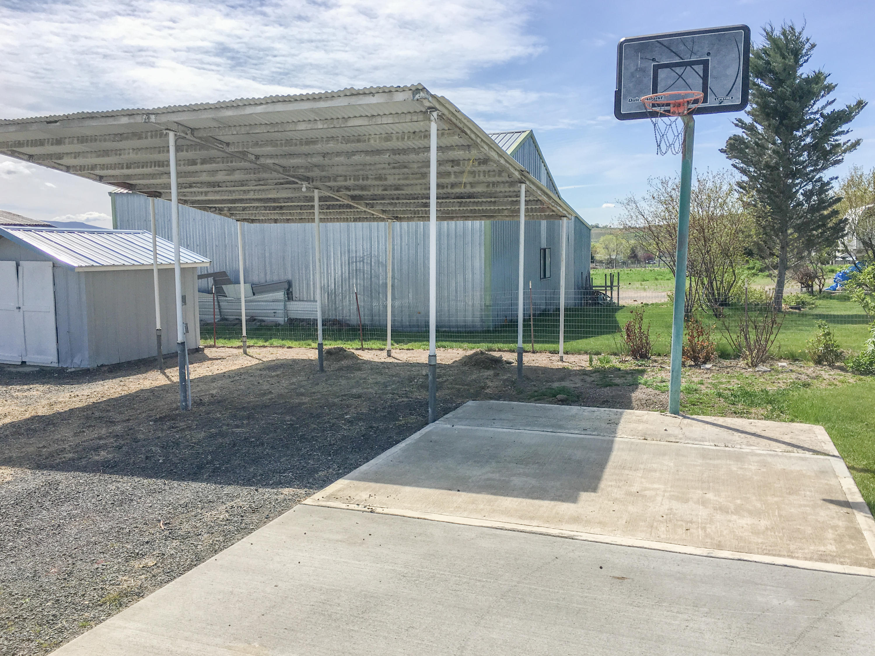 331 Sheep Company Road Selah, WA 98942 - Photo 32 of 40 a backyard of a house