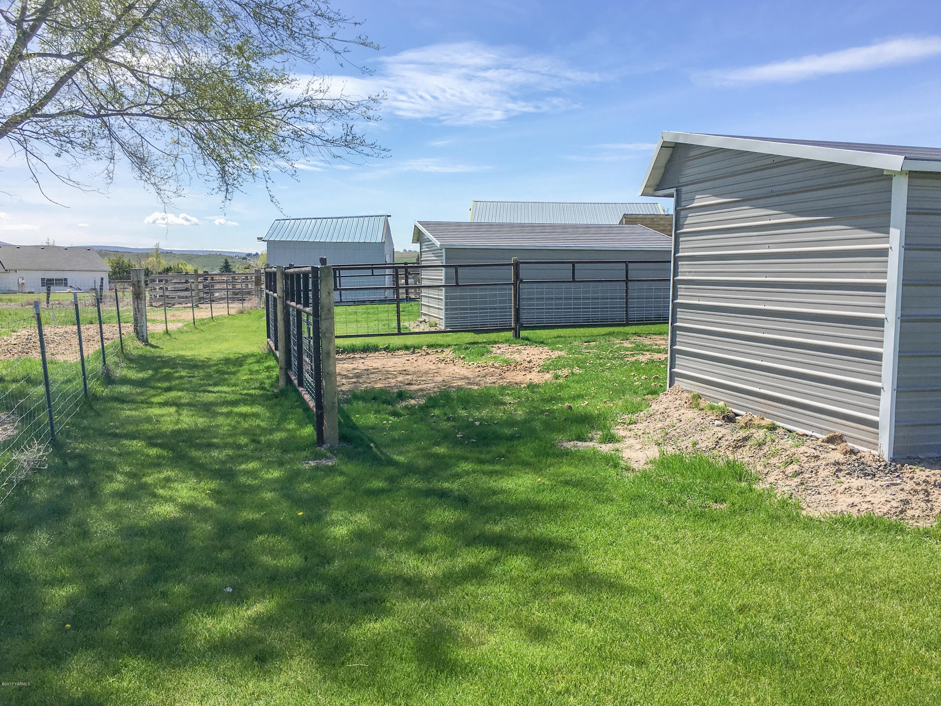 331 Sheep Company Road Selah, WA 98942 - Photo 34 of 40 a backyard of a house with lots of green space
