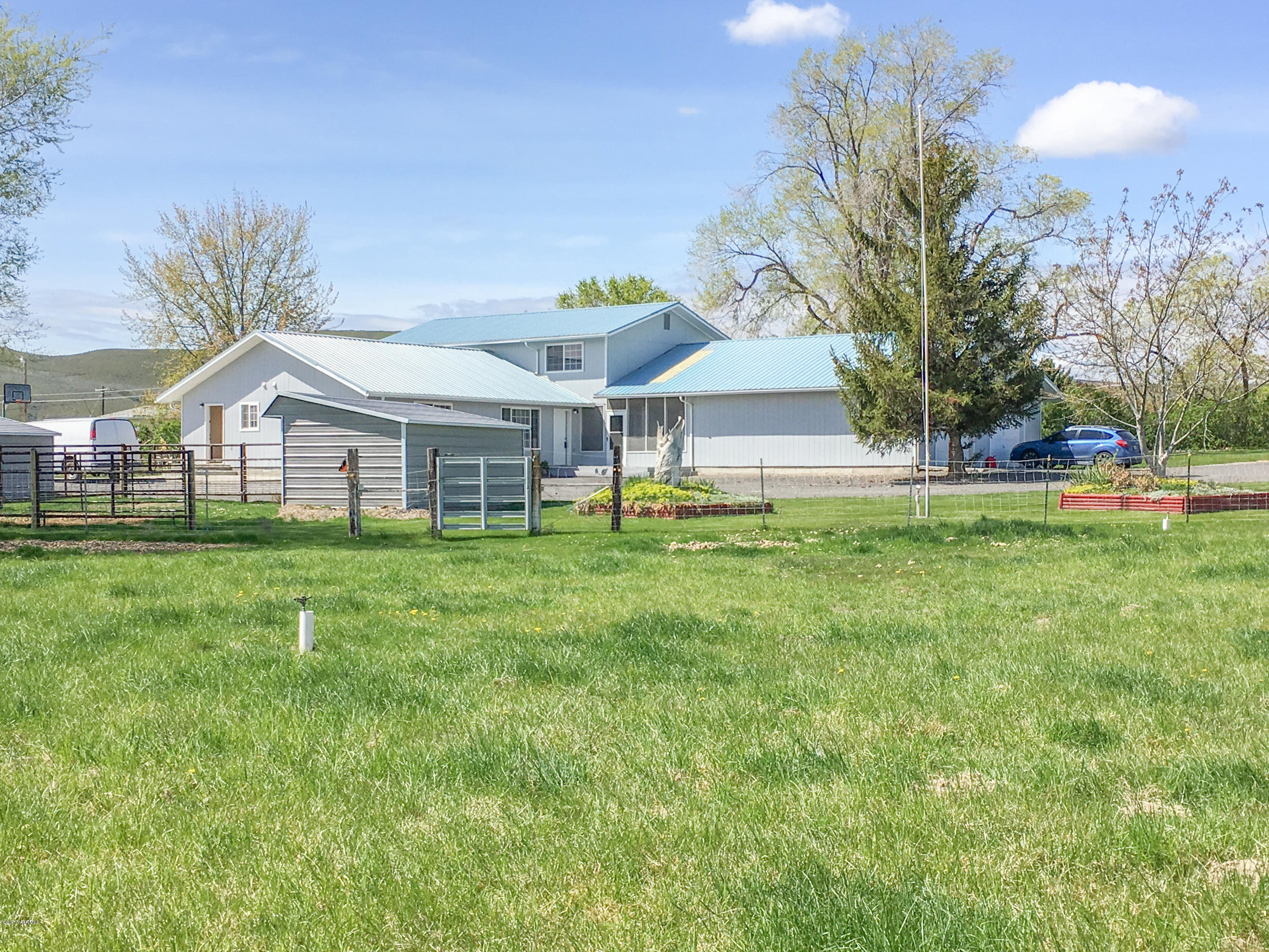 331 Sheep Company Road Selah, WA 98942 - Photo 36 of 40 a view of a house with a backyard porch and sitting area