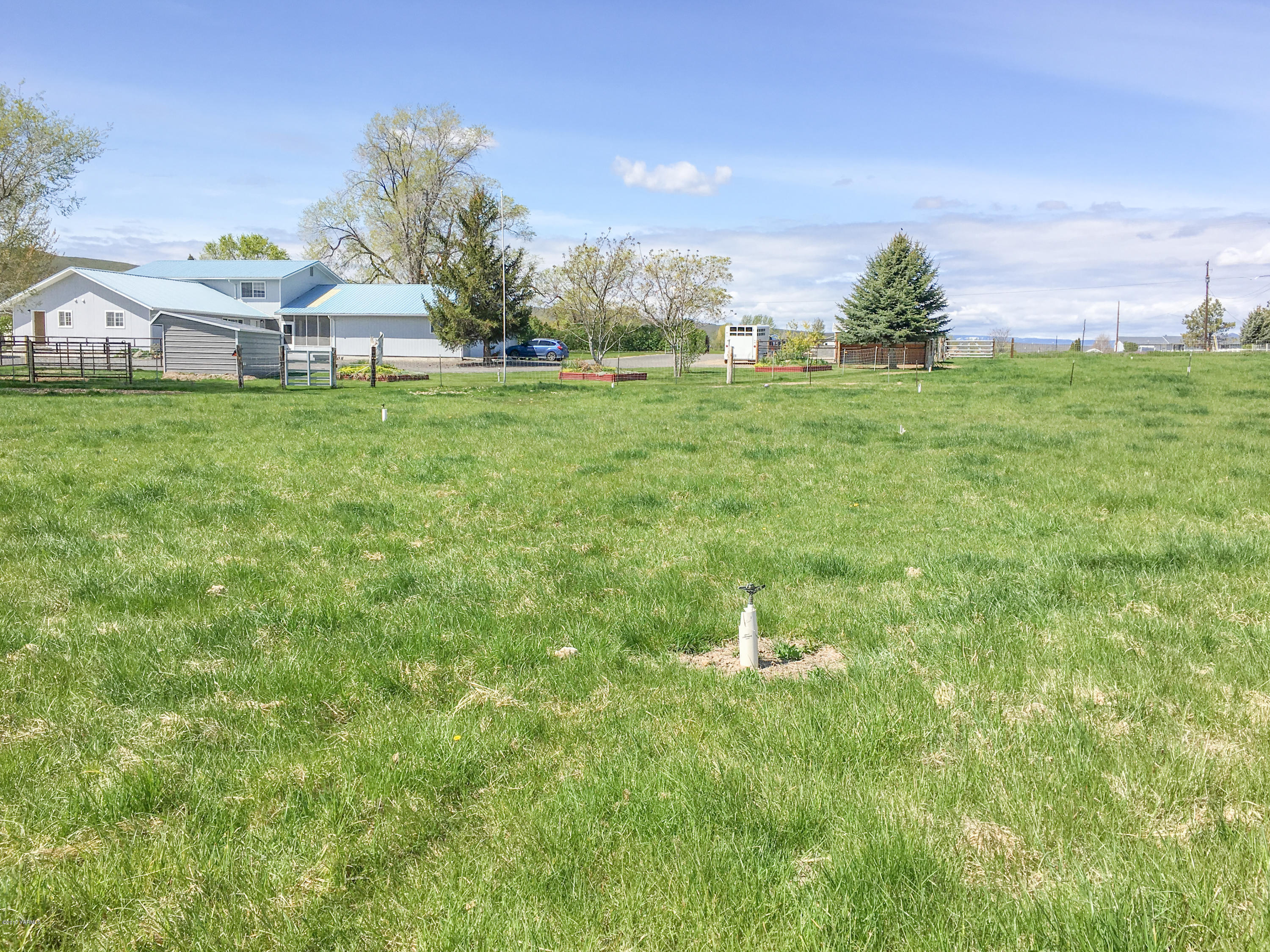 331 Sheep Company Road Selah, WA 98942 - Photo 39 of 40 a backyard of a house with table and chairs