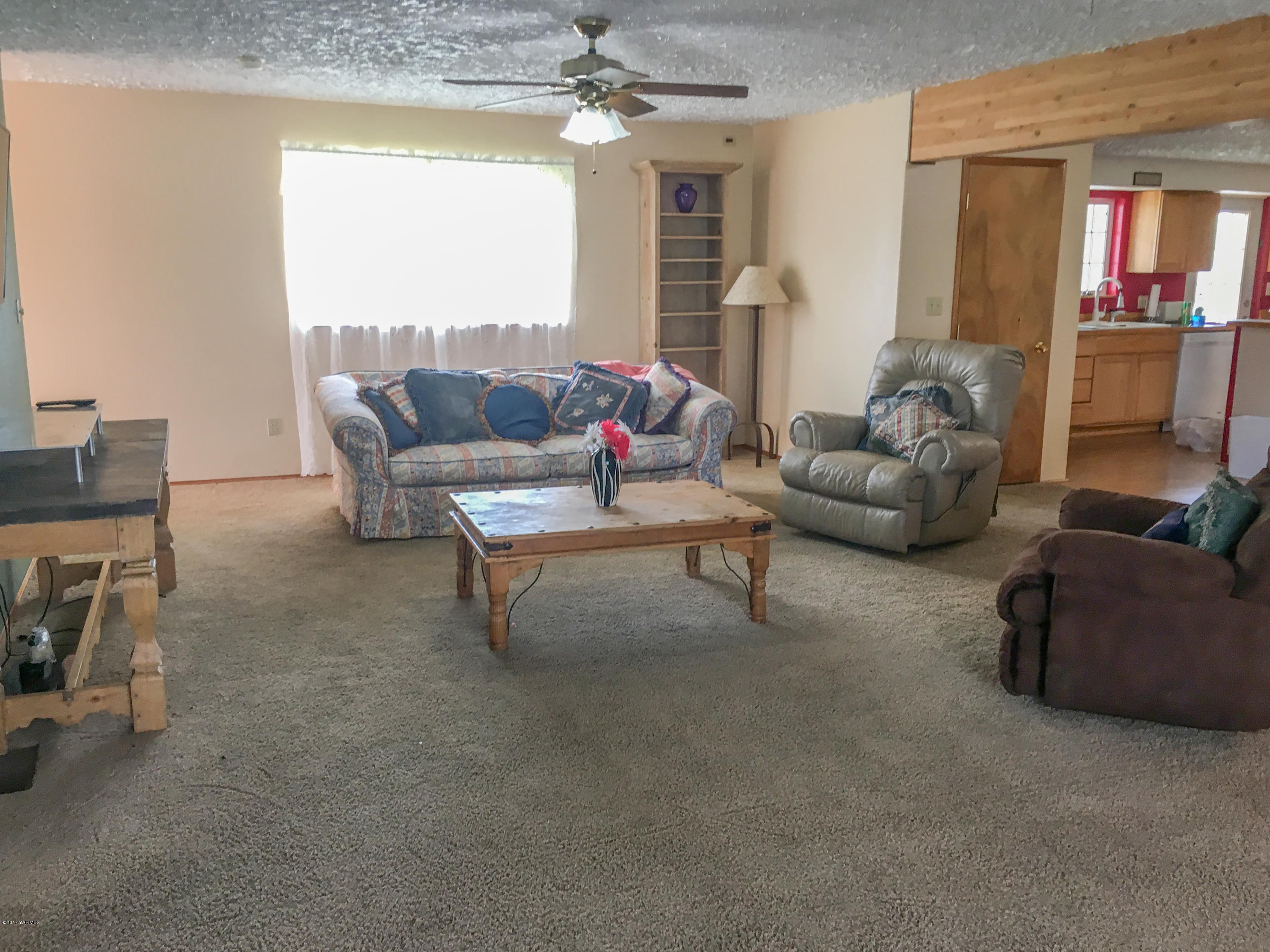 331 Sheep Company Road Selah, WA 98942 - Photo 5 of 40 a living room with furniture and a large window