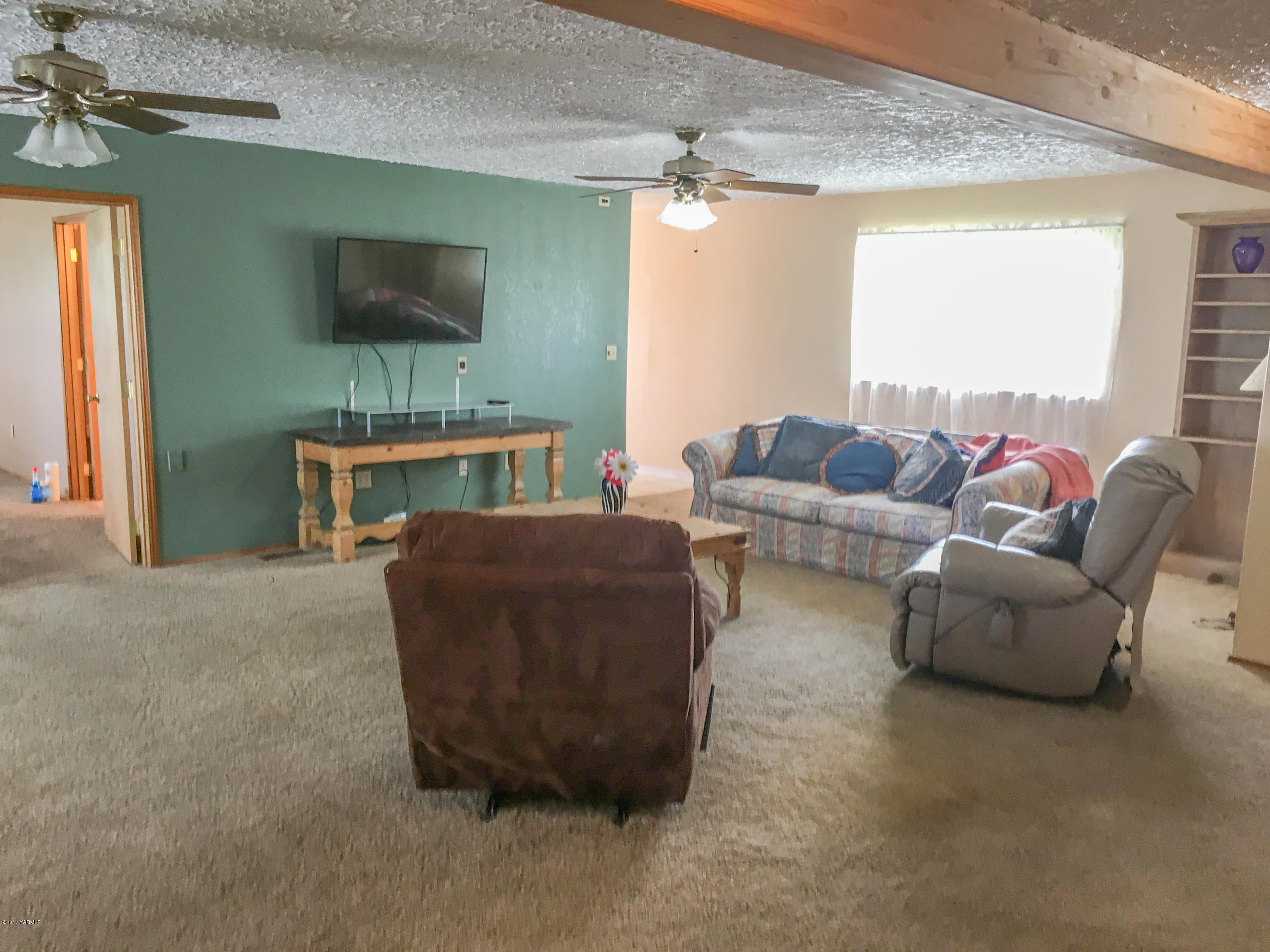 331 Sheep Company Road Selah, WA 98942 - Photo 6 of 40 a living room with furniture and a flat screen tv