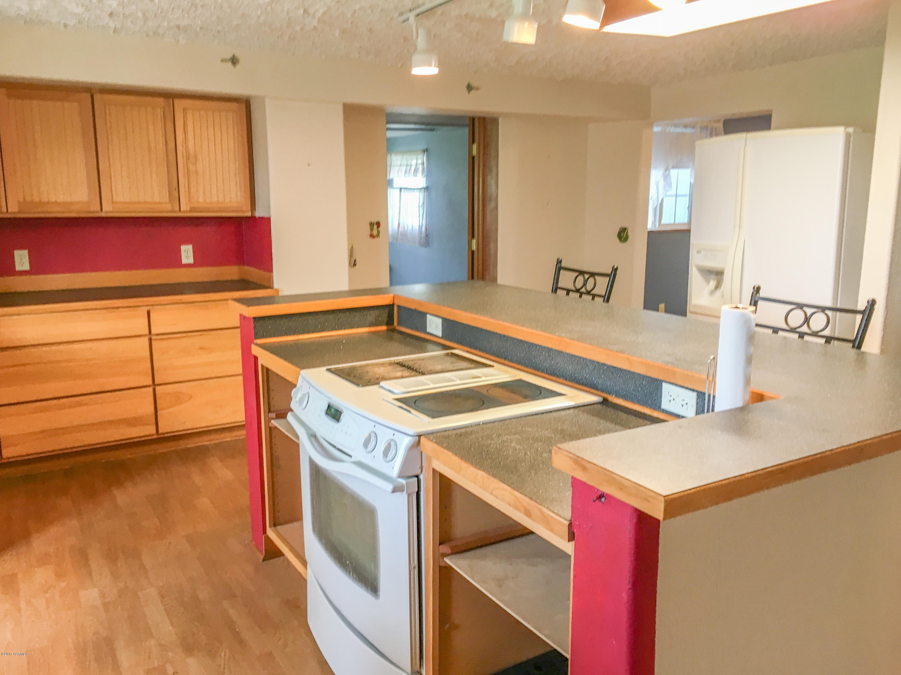 331 Sheep Company Road Selah, WA 98942 - Photo 10 of 40 a kitchen with a stove a sink and a refrigerator