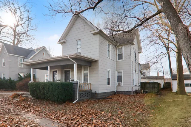 $189,900 | 910 North Center Street, Bloomington, IL 61701