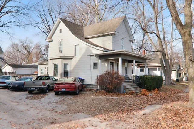 $189,900 | 910 North Center Street, Bloomington, IL 61701