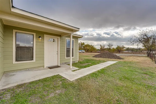 a view of a house with backyard and porch