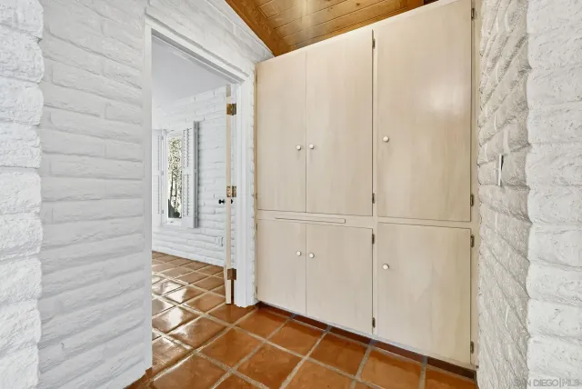 a view of a livingroom with furniture