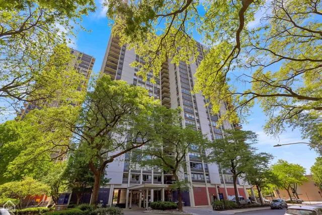 $3,400 | 1360 North Sandburg Terrace, Unit 401C, Chicago, IL 60610